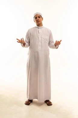 رجل سعودي بالثوب الأبيض على خلفية بيضاء
