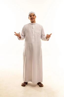 مراهق سعودي بالثوب الأبيض على خلفية بيضاء