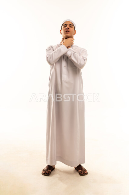 رجل عربي بالثوب الأبيض يشعر بالاختناق خلفية بيضاء