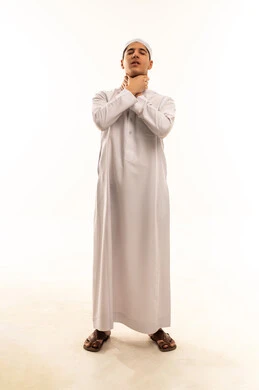 رجل عربي بالثوب الأبيض يشعر بالاختناق خلفية بيضاء