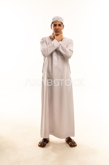 رجل عربي بالثوب الأبيض وحركة الاختناق