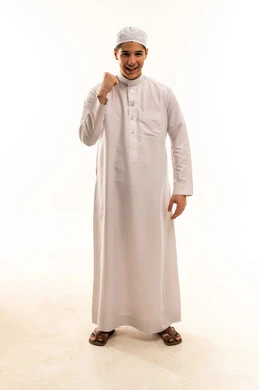 شاب عربي بالثوب الأبيض يقوم بإيماءة النصر