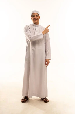 شاب عربي بالثوب الأبيض يشير على خلفية بيضاء