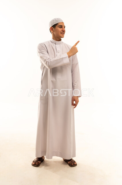 رجل عربي بالثوب الأبيض يشير للجانب بخلفية بيضاء