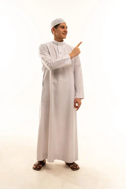 رجل عربي بالثوب الأبيض يشير للجانب بخلفية بيضاء