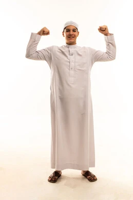 شاب سعودي يرتدي الثوب ويستعرض عضلاته في الاستوديو