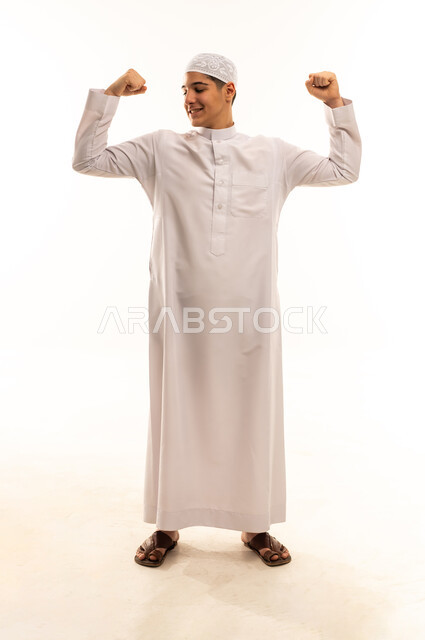 شاب عربي يستعرض عضلاته بالثوب الأبيض استوديو