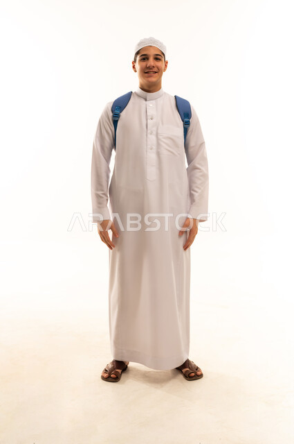 طالب سعودي بالثوب الأبيض مع حقيبة مدرسية