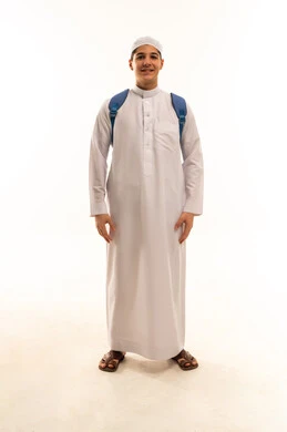طالب سعودي بالثوب الأبيض مع حقيبة مدرسية