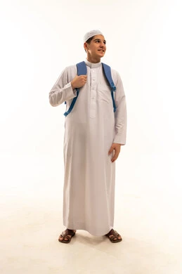 طالب عربي بالثوب الأبيض مع حقيبة ظهر زرقاء
