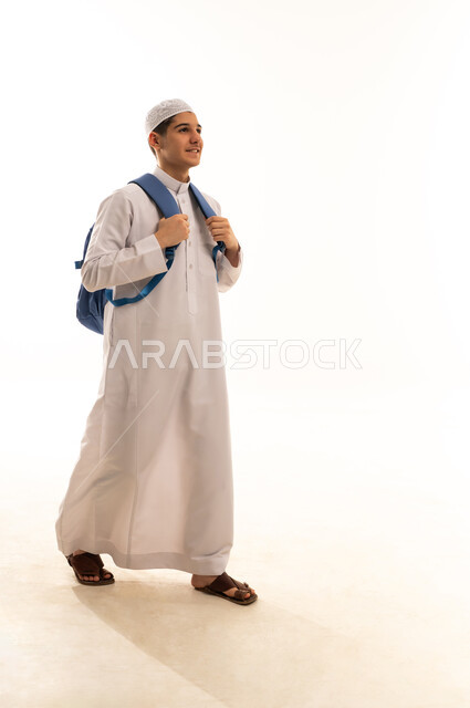 طالب سعودي يحمل حقيبة ظهر على خلفية بيضاء