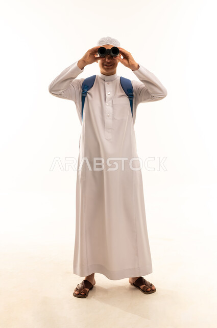 رجل سعودي مع منظار وحقيبة ظهر خلفية بيضاء