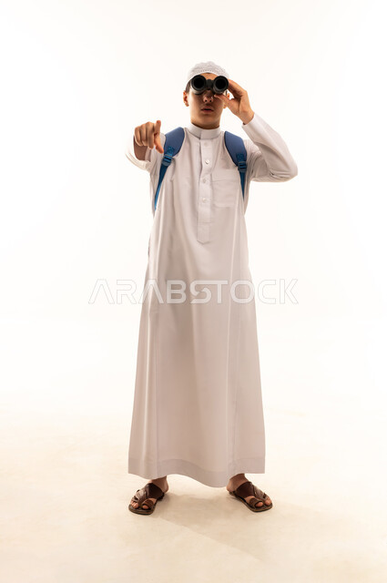 رجل سعودي مع منظار على خلفية بيضاء