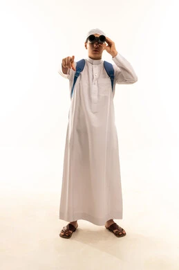 رجل سعودي مع منظار على خلفية بيضاء