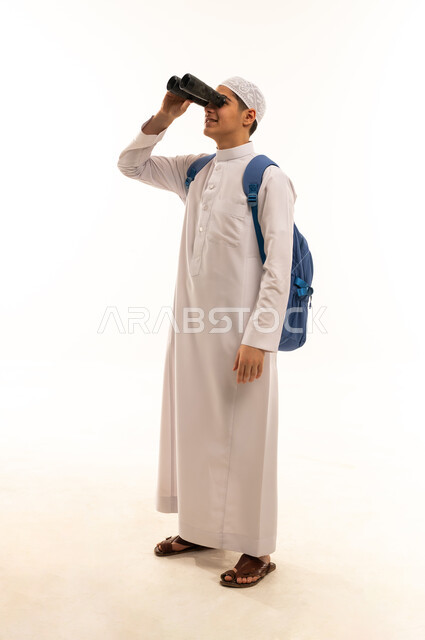 شاب سعودي ينظر بالمنظار على خلفية بيضاء