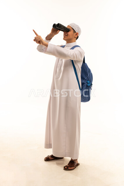 رجل سعودي بالثوب يستخدم المنظار على خلفية بيضاء