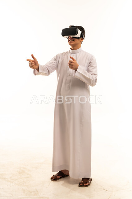 رجل سعودي يرتدي نظارة واقع افتراضي خلفية بيضاء استوديو