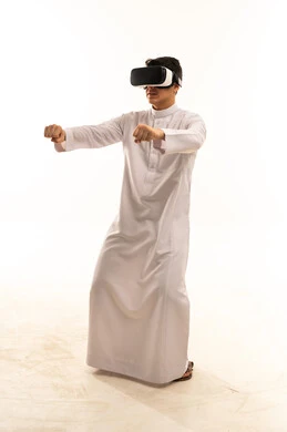 رجل سعودي يرتدي نظارة الواقع الافتراضي خلفية بيضاء