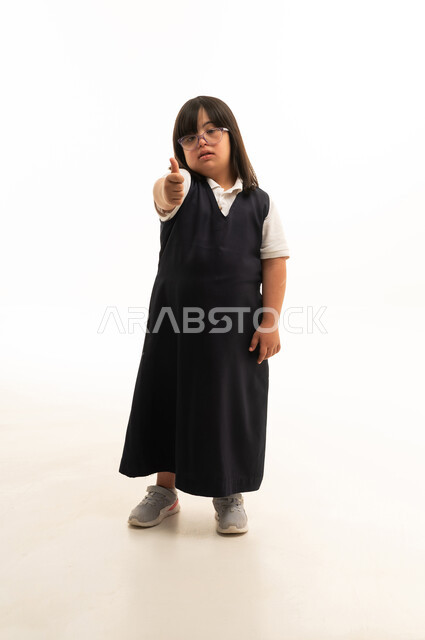 طفلة سعودية بمتلازمة داون بالزي المدرسي