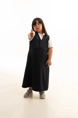 طفلة سعودية بمتلازمة داون بالزي المدرسي