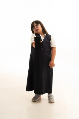 طفلة سعودية من ذوي متلازمة داون تحمل هاتف