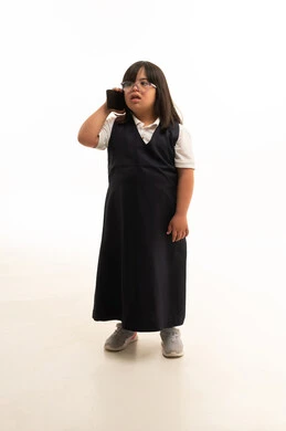 طفلة عربية من ذوي متلازمة داون تتحدث بالجوال