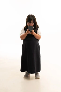 طفلة سعودية من ذوي متلازمة داون تستخدم الجوال