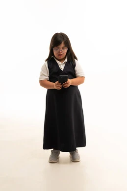 طفلة سعودية من ذوي متلازمة داون تستخدم الجوال