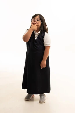 طالبة سعودية من ذوي متلازمة داون بالزي المدرسي