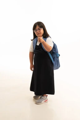 طفلة عربية بمتلازمة داون ترتدي الزي المدرسي