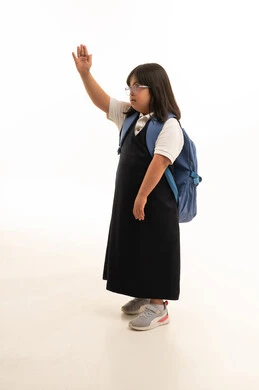 طفلة سعودية بمتلازمة داون بالزي المدرسي