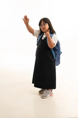 طالبة سعودية من ذوي متلازمة داون بالزي المدرسي