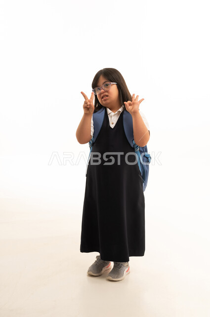 طالبة سعودية من ذوي متلازمة داون بالزي المدرسي