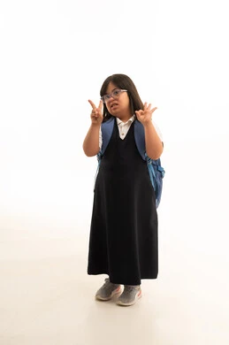 طالبة سعودية من ذوي متلازمة داون بالزي المدرسي