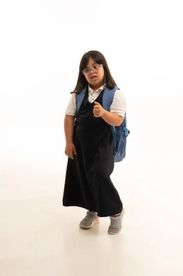 طالبة سعودية من ذوي متلازمة داون بالزي المدرسي