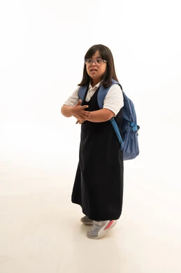 طفلة سعودية من ذوي متلازمة داون بالزي المدرسي