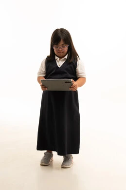 طفلة سعودية من ذوي متلازمة داون تستخدم جهاز لوحي