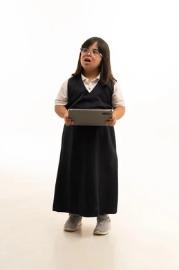 طفلة سعودية من ذوي متلازمة داون تحمل جهازا لوحيا