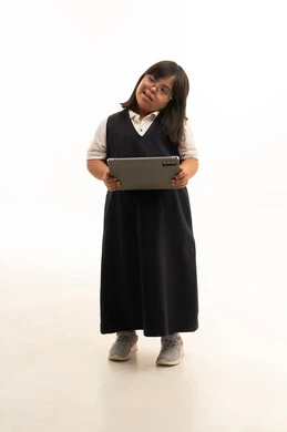 طالبة سعودية من ذوي متلازمة داون تحمل جهاز لوحي