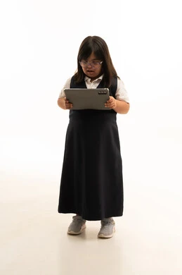 طفلة سعودية بمتلازمة داون تستخدم جهاز لوحي بالزي المدرسي طفلة سعودية بمتلازمة داون تستخدم جهاز لوحي بالزي المدرسي