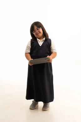 طفلة سعودية من ذوي متلازمة داون مع جهاز لوحي