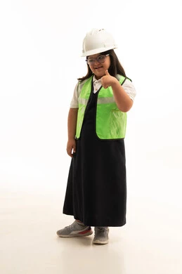 طفلة سعودية من ذوي متلازمة داون بزي السلامة المهنية