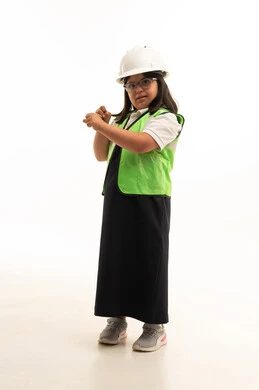 طفلة سعودية من ذوي متلازمة داون بملابس السلامة المهنية