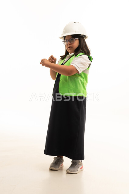 طفلة سعودية من ذوي متلازمة داون بزي مهندس