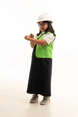 طفلة سعودية من ذوي متلازمة داون بزي مهندس