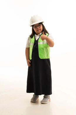 طفلة سعودية بمتلازمة داون بزي المهندسة