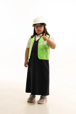 طفلة عربية من ذوي متلازمة داون بزي مهندس البناء