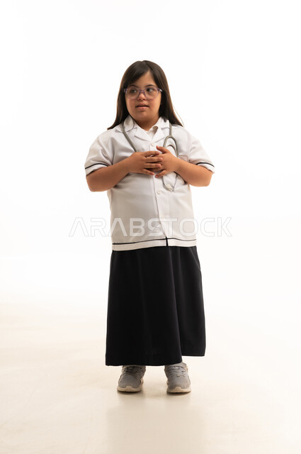 طفلة عربية بمتلازمة داون ترتدي زي الطبيب