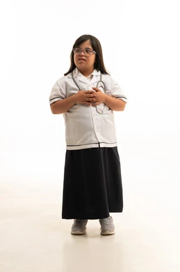 طفلة سعودية من ذوي متلازمة داون بزي الطبيب