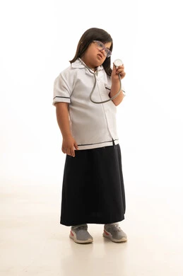 طفلة سعودية بمتلازمة داون بزي طبيب